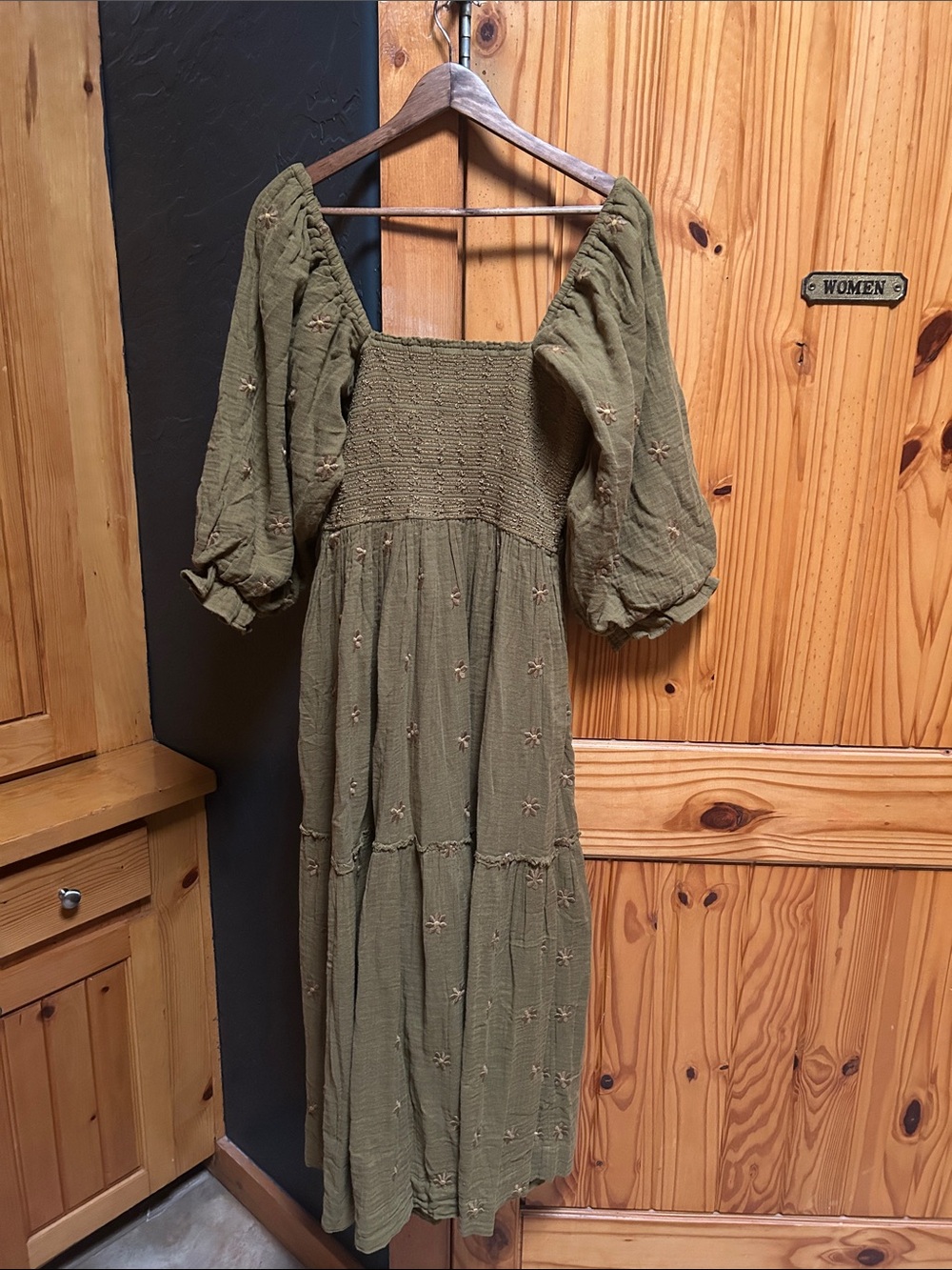Free People Dahlia dress in Moss Smocked Puff-Sleeve Midi Dress M - Picture 4 of 4